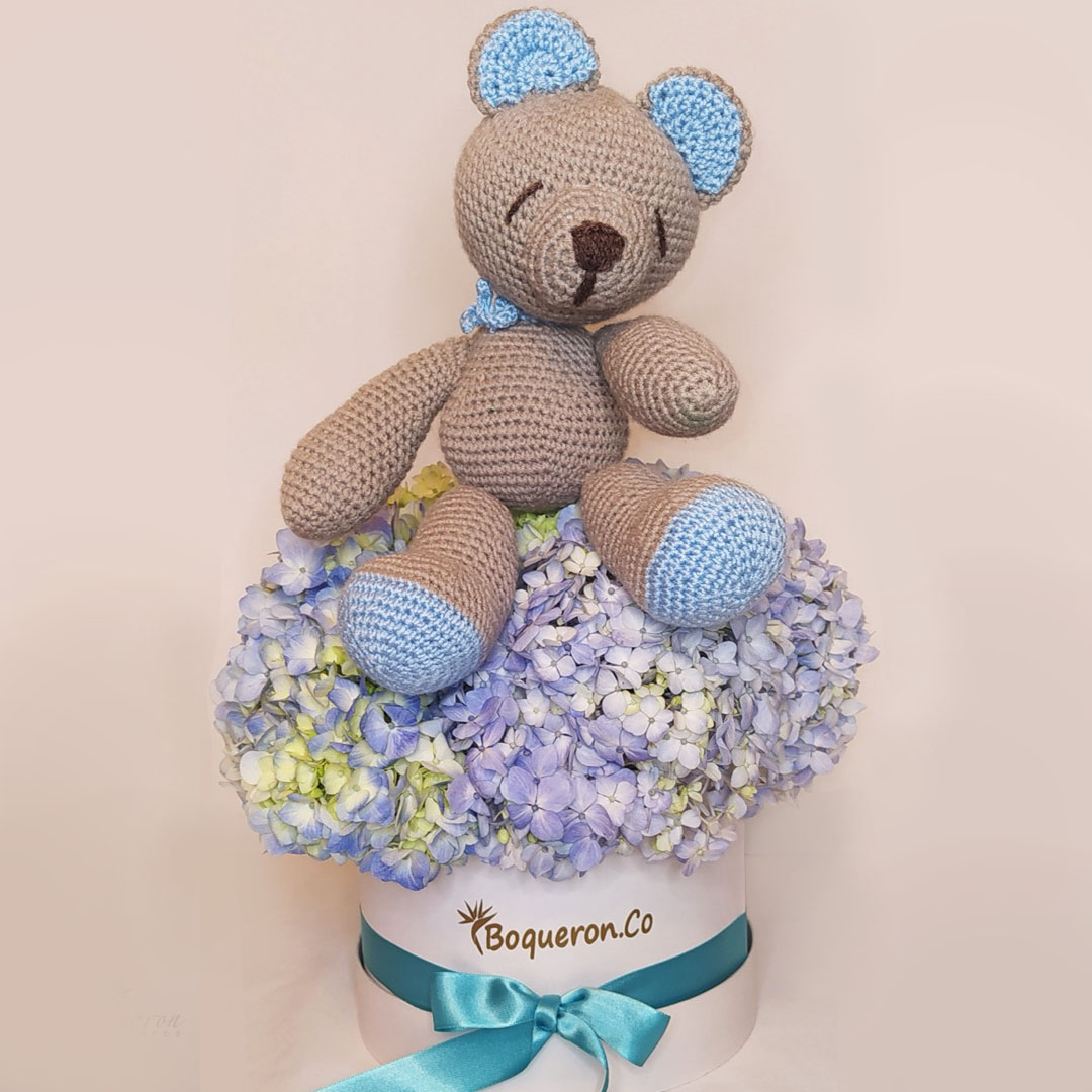 CAJA DE FLORES CON GLOBOS FLORES BOQUERON