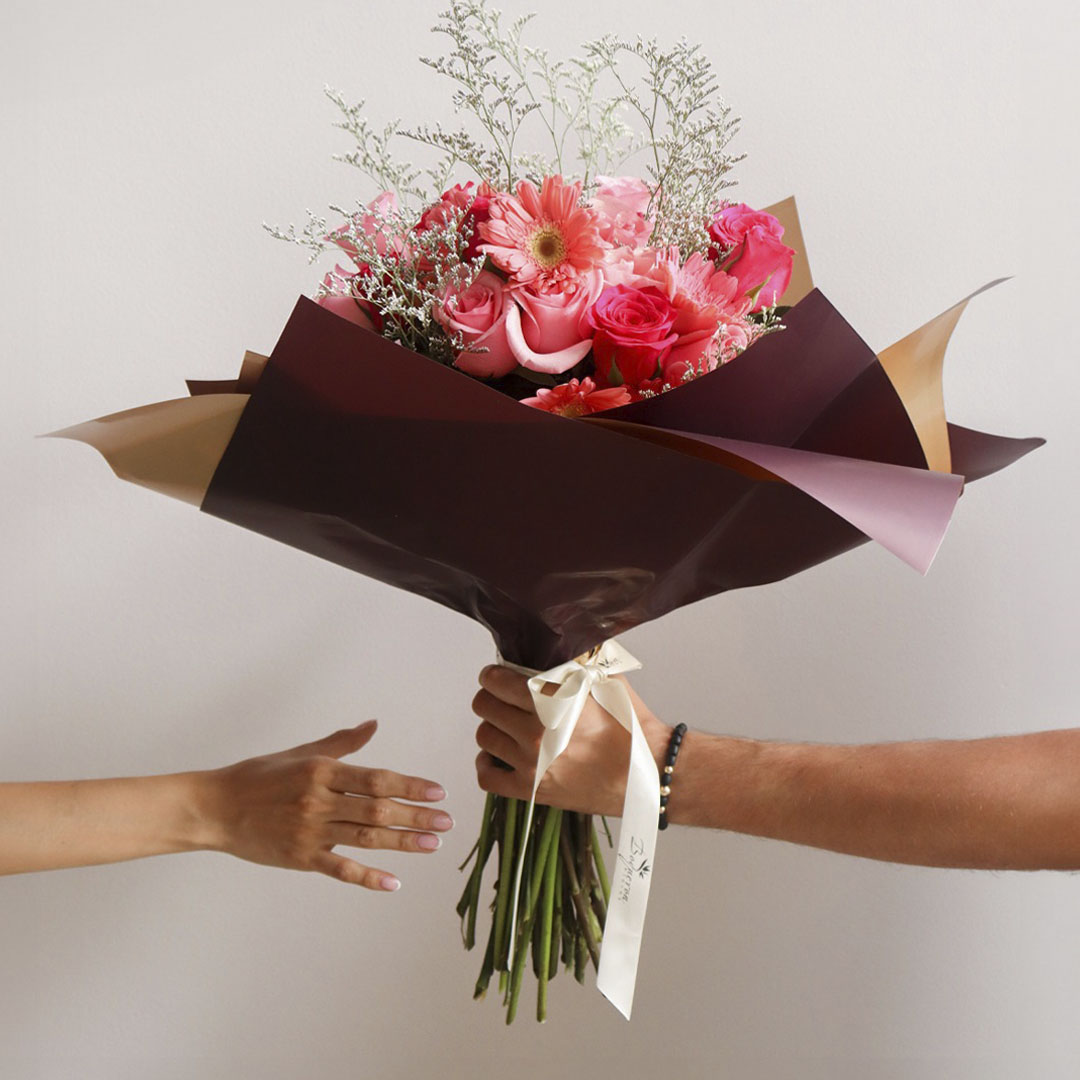 CAJA DE FLORES CON GLOBOS FLORES BOQUERON