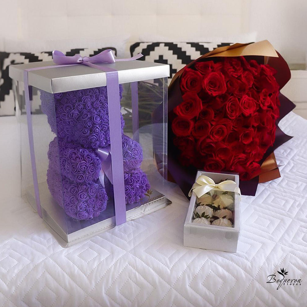 CAJA DE FLORES CON GLOBOS FLORES BOQUERON