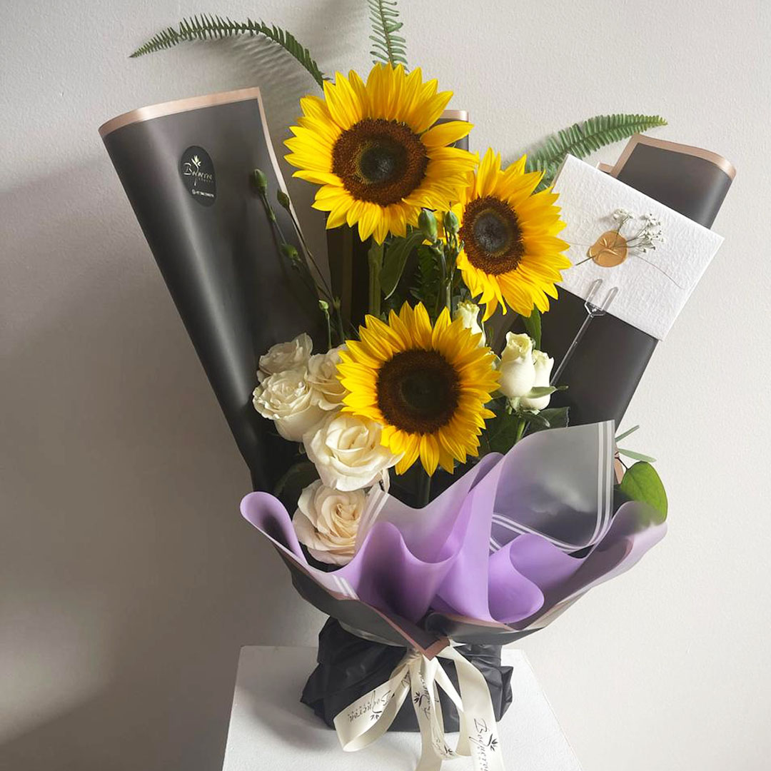 CAJA DE FLORES CON GLOBOS FLORES BOQUERON