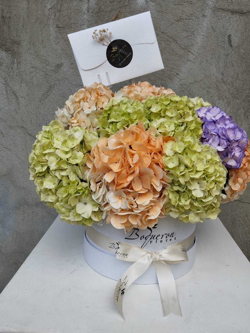 Caja Emoción de Boquerón con hortensias en colores suaves